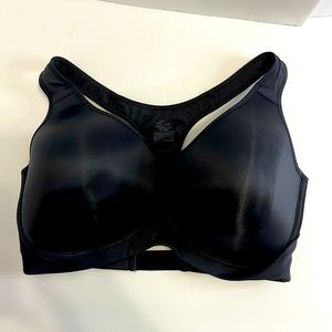 Nike sports bra size 38E black EUC molded cups